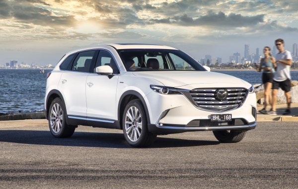 Белый внедорожник Mazda CX-9 100th Anniversary 2021 года