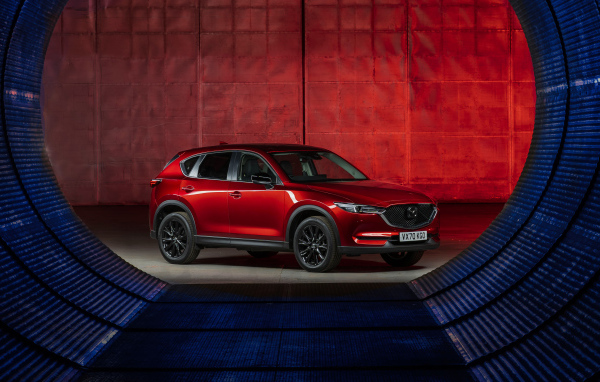 Красный автомобиль Mazda CX-5 Kuro Edition 2021 года