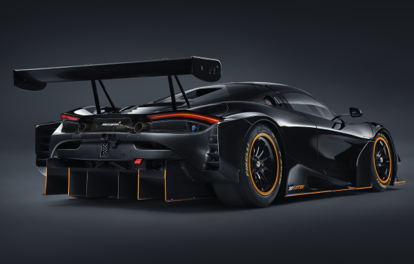 Черный спортивный автомобиль McLaren 720S GT3X 2021 года вид сзади