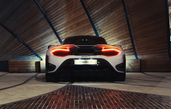 Спортивный автомобиль McLaren 765LT, 2021 года вид сзади