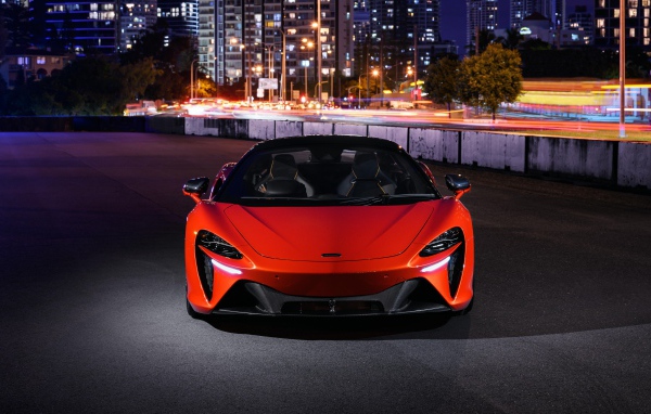Красный автомобиль McLaren Artura 2021 года вид спереди