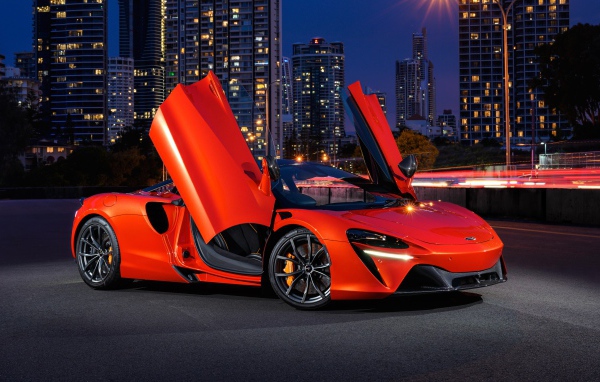 Спортивный автомобиль McLaren Artura 2021 года с открытыми дверями