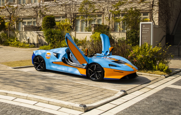 Автомобиль  McLaren Elva Gulf Theme, 2021 года у дома