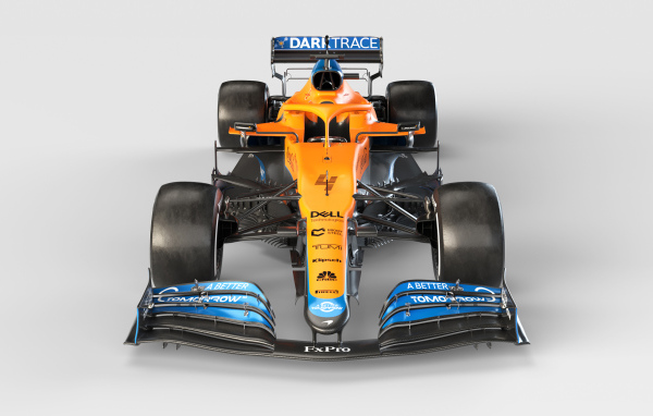 Гоночный автомобиль McLaren MCL35M 2021 года на сером фоне