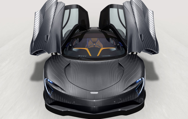 Автомобиль McLaren MSO, 2021 года на белом фоне
