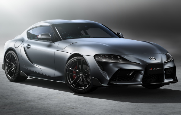 Серебристый автомобиль McLaren MSO, 2022 года