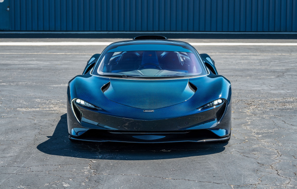 Синий спорткар McLaren Speedtail