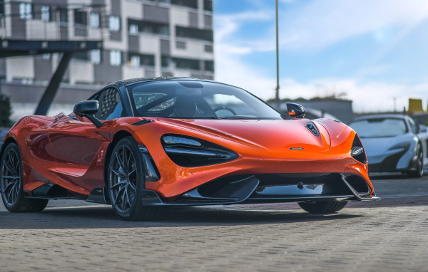 Быстрый McLaren 765LT 2021 года
