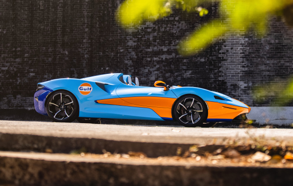 Быстрый автомобиль McLaren Elva Gulf Theme, 2021 года