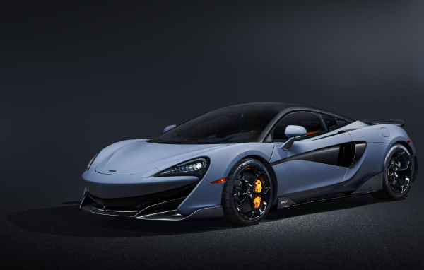 Быстрый автомобиль McLaren 600LT на черном фоне