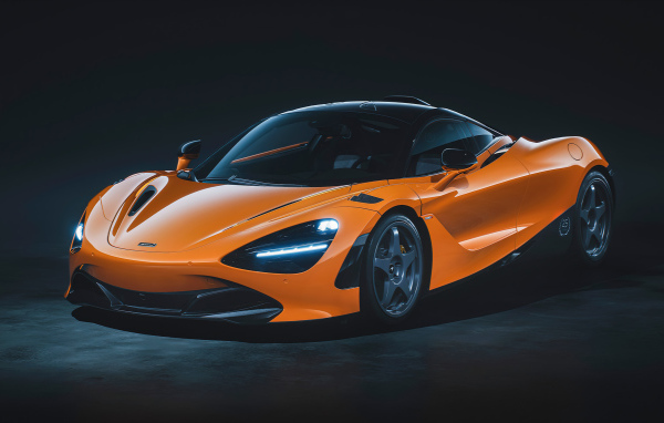 Быстрый автомобиль McLaren 720S Le Mans