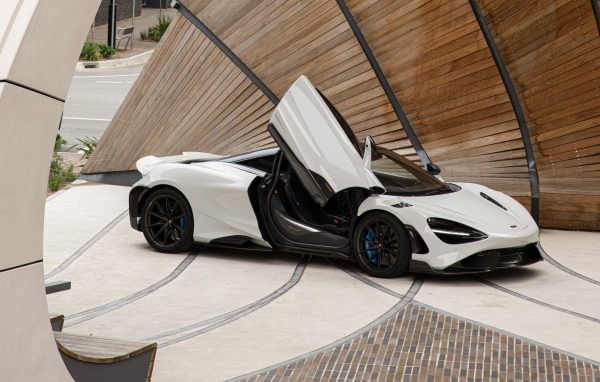Белый быстрый автомобиль McLaren 765LT, 2021 года