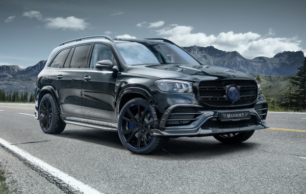 Автомобиль Mansory Mercedes-Benz GLS-Klasse 2021 года на фоне гор