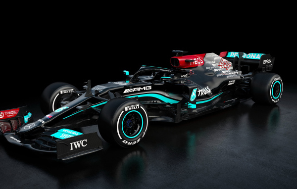 Гоночный автомобиль Mercedes-AMG F1 W12 E Performance 2021  года на черном фоне