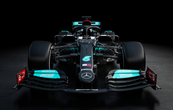 Гоночный автомобиль Mercedes-AMG F1 W12 E Performance 2021 года вид спереди