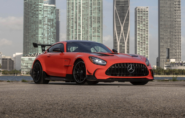 Красный автомобиль Mercedes-AMG GT Black Series 2021 года