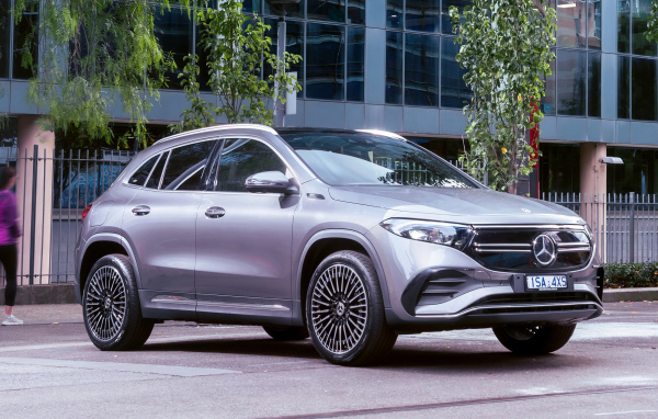 Серебристый автомобиль Mercedes-Benz EQA 250 AMG Line 2021 года