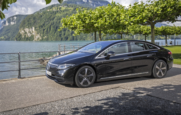 Автомобиль Mercedes-Benz EQS 580 4MATIC 2021 года на фоне гор