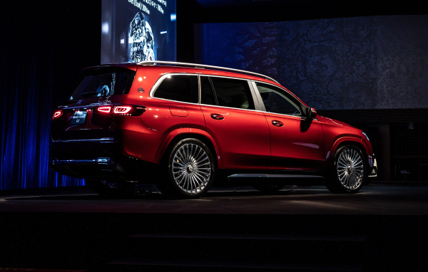 Автомобиль Mercedes-Maybach GLS 600 4MATIC 2021 года вид сзади