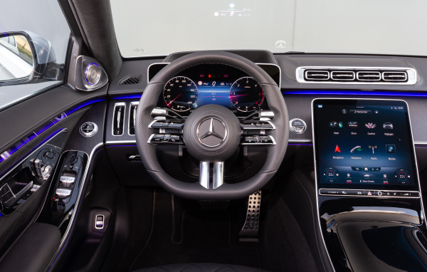 Черный кожаный салон автомобиля Mercedes-Benz S 350 D AMG Line