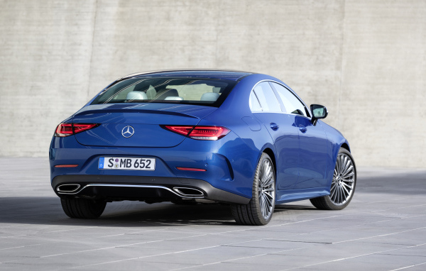 Синий автомобиль Mercedes-Benz CLS 350 AMG Line 2021 года вид сзади