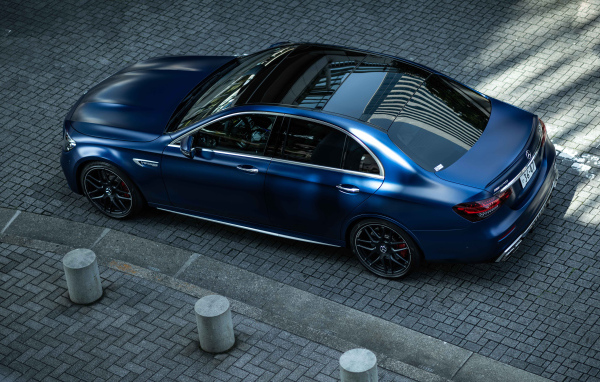 Синий автомобиль Mercedes-AMG E 63 S 4MATIC+ вид сзади