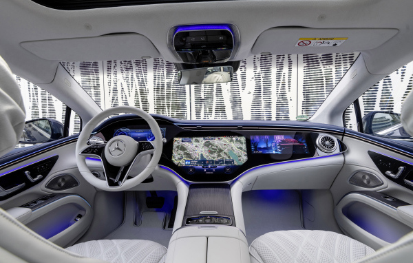 Серый кожаный салон автомобиля Mercedes-Benz EQS 450+ AMG Line 2021 года