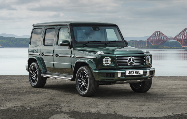 Зеленый Mercedes-Benz G 400 D AMG Line 2021 года у реки