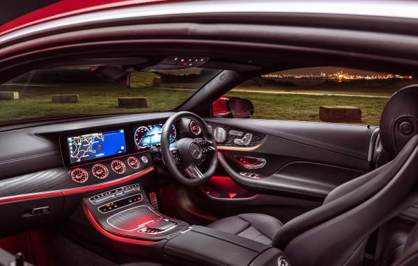 Кожаный салон автомобиля Mercedes-Benz E 350 AMG Line Coupé 2021