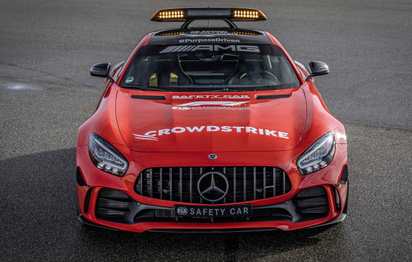 Красный автомобиль Mercedes-AMG GT R F1 Safety Car 2021 года вид спереди