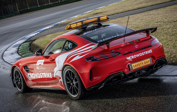 Красный Mercedes-AMG GT R F1 Safety Car 2021 года вид сзади