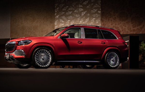 Красный автомобиль Mercedes-Maybach GLS 600 4MATIC 2021 года