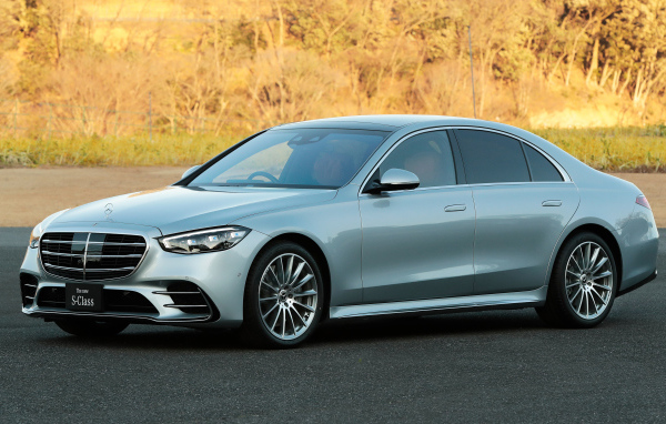 Серебристый автомобиль  Mercedes-Benz S-Class S500 4MATIC Lang AMG Line 2021 года