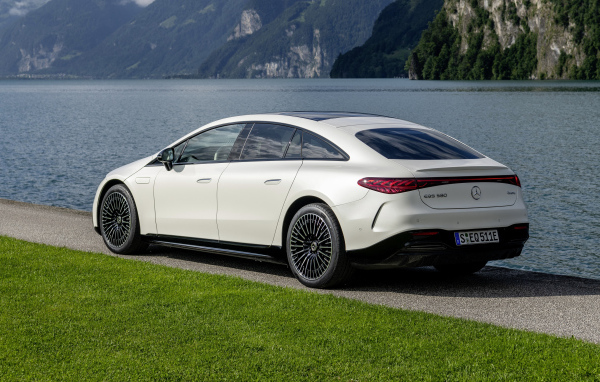 Белый Mercedes-Benz EQS 580 4MATIC AMG Line 2021 года вид сзади