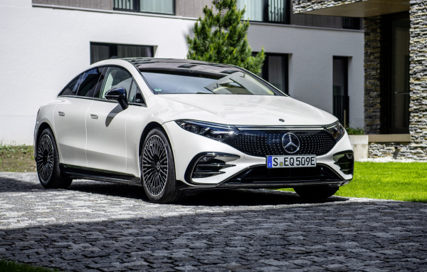 Белый Mercedes-Benz EQS 580, 2021 года у дома