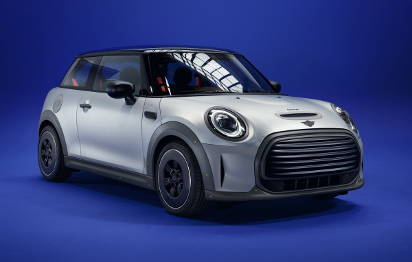 Автомобиль MINI STRIP, 2021 года на синем фоне