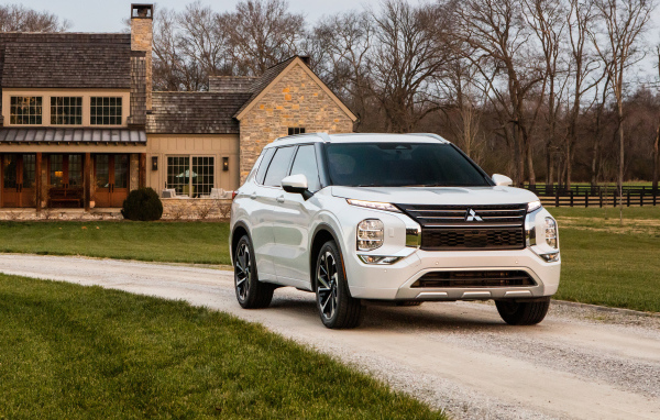 Белый внедорожник  Mitsubishi Outlander SEL, 2021 года у дома