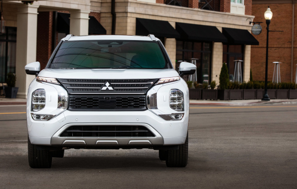 Белый Mitsubishi Outlander SEL, 2021 года вид спереди