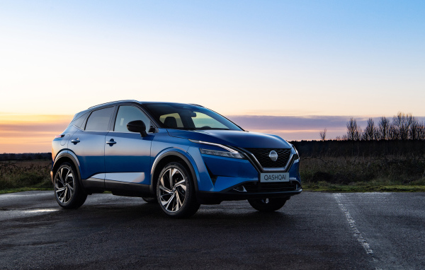 Внедорожник Nissan Qashqai 2021 года на фоне заката