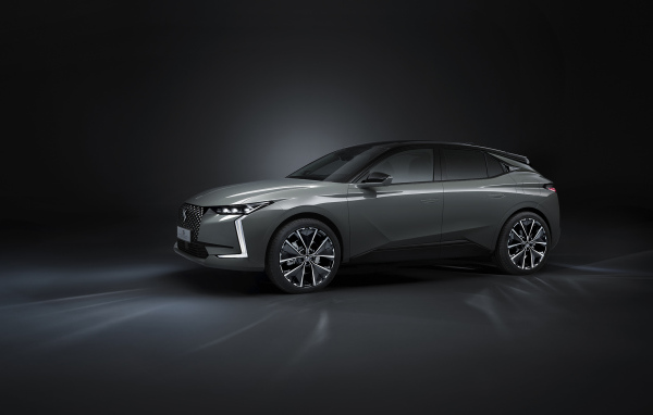 Автомобиль DS 4 E-Tense La Première 2021 года на черном фоне