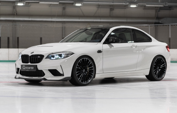 Белый автомобиль G-Power G2M CS Bi-Turbo 2021 года на льду