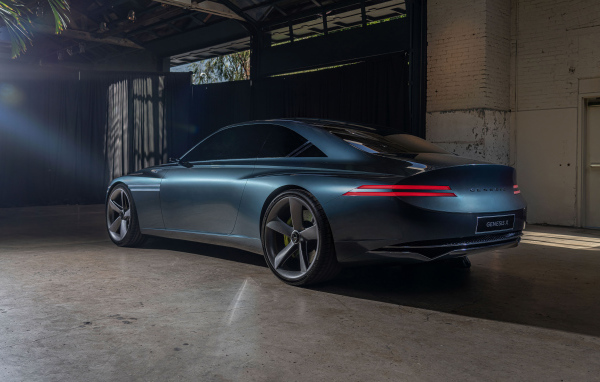 Автомобиль Genesis X Concept 2021  года у гаража