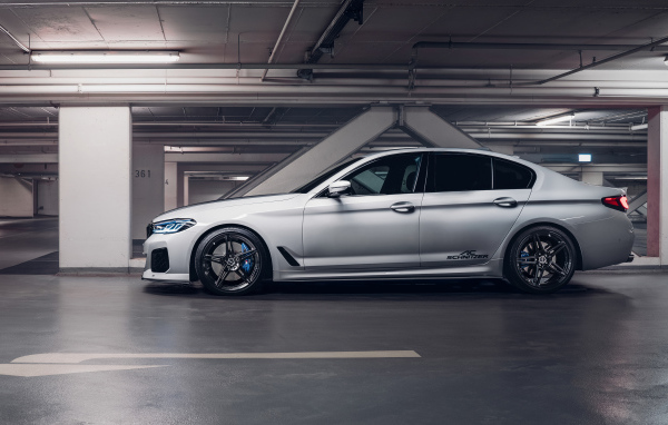 Серебристый автомобиль Schnitzer ACS5 3.0d 2021 года вид сбоку