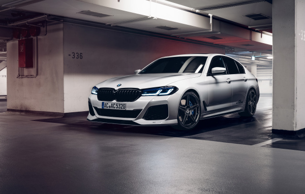 Автомобиль Schnitzer ACS5 3.0d 2021 года выезжает с парковки