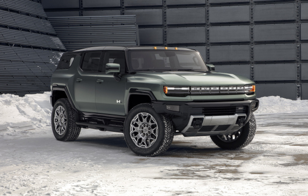 Внедорожник GMC Hummer EV, 2024 года на фоне стены