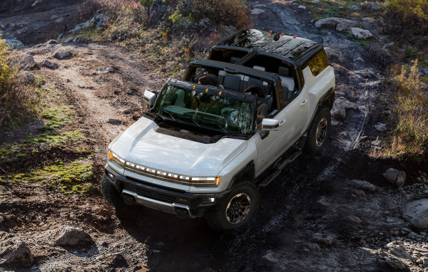Автомобиль GMC Hummer EV, 2024 года вид сверху
