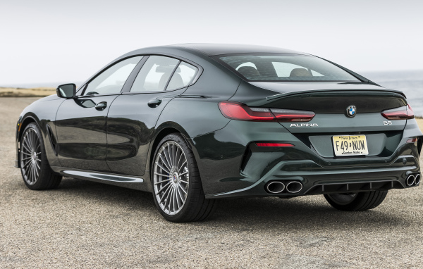 Черный автомобиль Alpina B8 Gran Coupé, 2022 года вид сзади