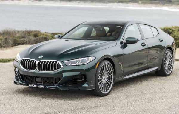 Зеленый автомобиль Alpina B8 Gran Coupé, 2022 года