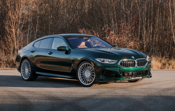 Автомобиль седан Alpina B8, 2022 года в лучах солнца