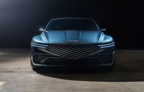 Серебристый Genesis X Concept 2021 года вид спереди